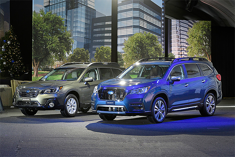 アウトバック（左）とアセント（右）