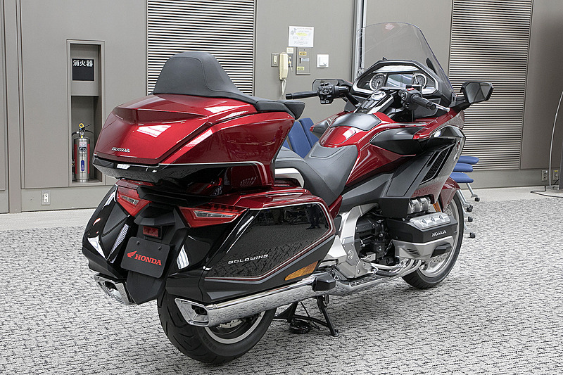 新型ゴールドウイング ツアー（東京モーターショー2017展示車/北米仕様）。販売は2018年4月にスタートする新販売網「Honda Dream」で行なわれる予定