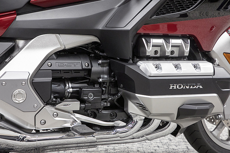 新型ゴールドウイング ツアーの北米仕様では7速DCT、6段リターンのMT車を設定。エンジンまわりのカバーはシルバーになる