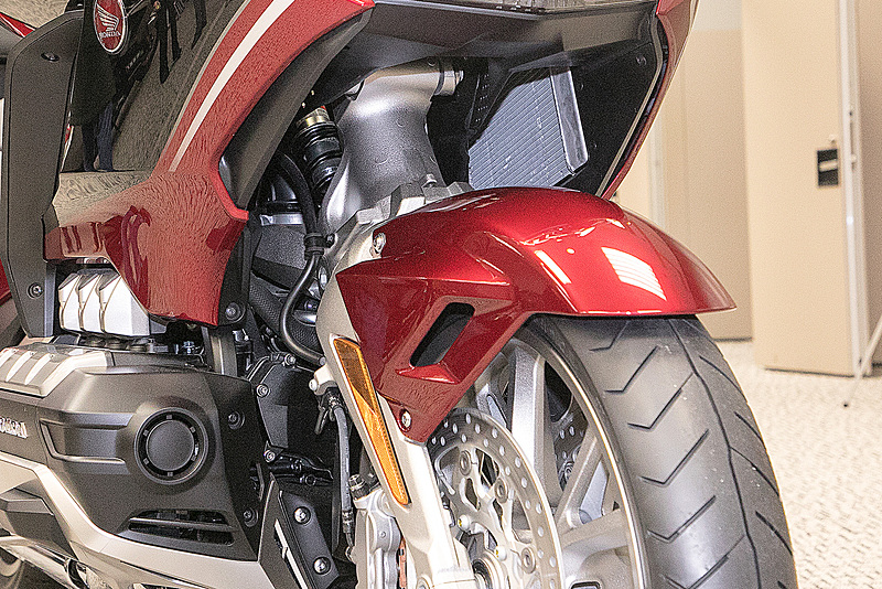 フロントダブルウィッシュボーンサスペンション。カウル内側に見えるのはラジエター。左右に振り分けてある