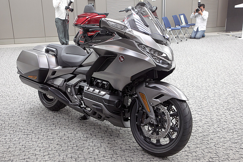 リアのトップケースがないのがゴールドウイング（東京モーターショー2017展示車/北米仕様）。新型ゴールドウイング ツアーと同じく7速DCT、6段リターンのMT車が用意される