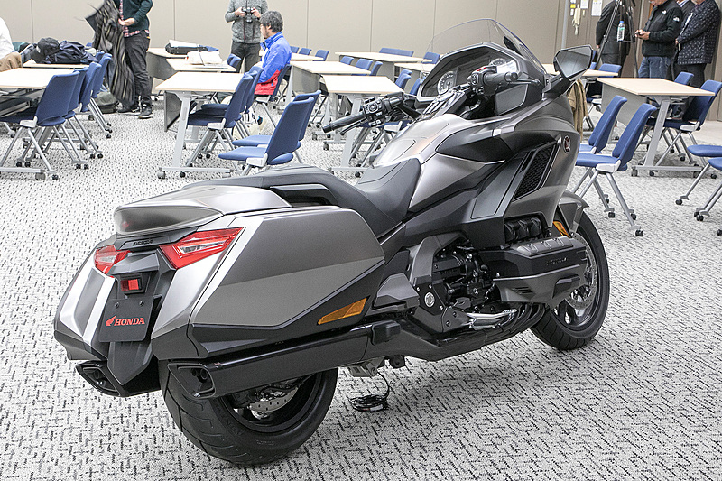 リアのトップケースがないのがゴールドウイング（東京モーターショー2017展示車/北米仕様）。新型ゴールドウイング ツアーと同じく7速DCT、6段リターンのMT車が用意される