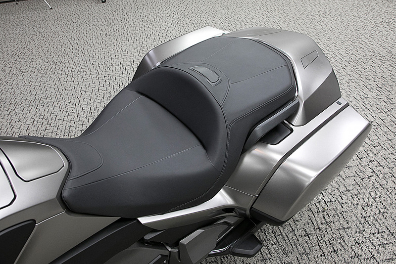 リアのトップケースがないのがゴールドウイング（東京モーターショー2017展示車/北米仕様）。新型ゴールドウイング ツアーと同じく7速DCT、6段リターンのMT車が用意される