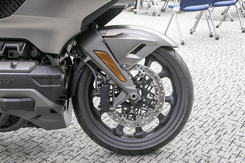 ゴールドウイングの細部。このモデルはエンジンまわりやマフラーの色がブラックになる