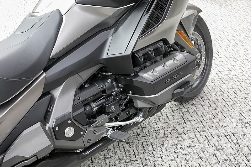 ゴールドウイングの細部。このモデルはエンジンまわりやマフラーの色がブラックになる