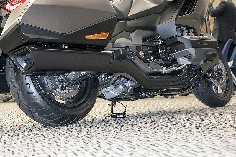 ゴールドウイングの細部。このモデルはエンジンまわりやマフラーの色がブラックになる