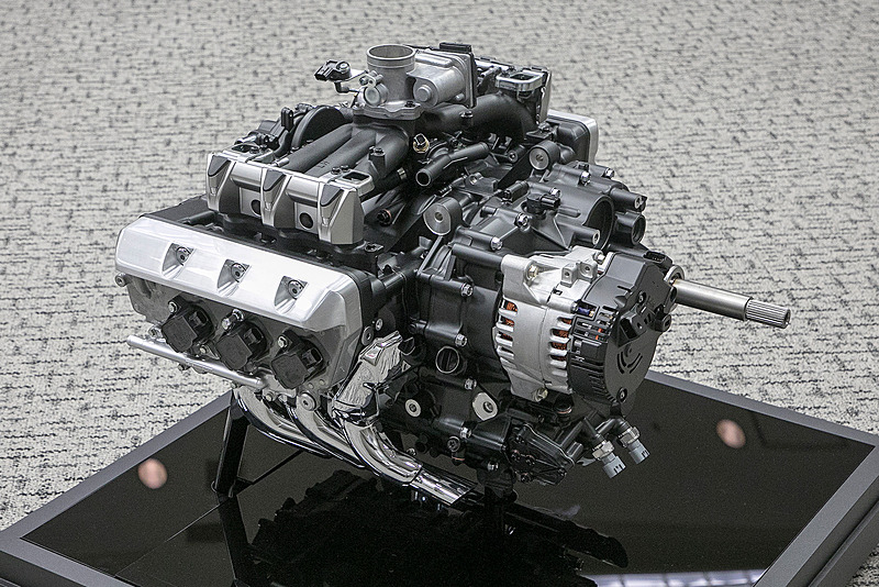 新型ゴールドウイングに搭載される総排気量1833cm<sup>3</sup>、水冷4ストロークOHC（ユニカムバルブトレーン式）水平対向6気筒エンジン。リア側に付いているのが電子式7速DCT