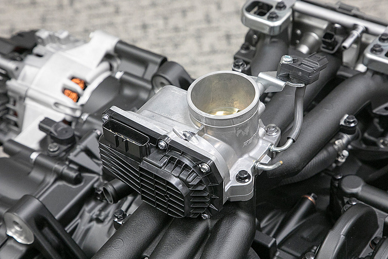 6気筒でスロットルは1基。クルマのような作り。電子制御スロットルである「スロットルバイワイヤ」を採用