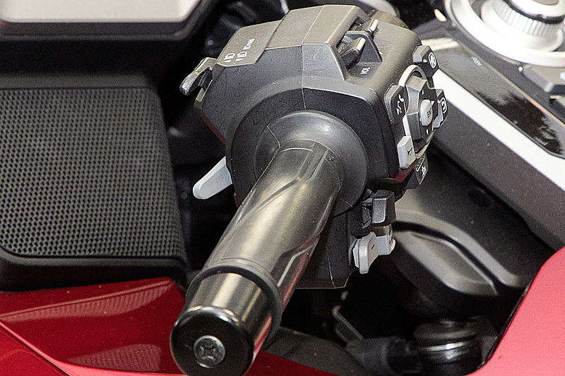シフト関連のスイッチは左側にある。シフト操作不要のATモードでも乗れるが、グリップの右前に見えるシフトアップスイッチと左下にあるシフトダウンスイッチでマニュアル操作が可能