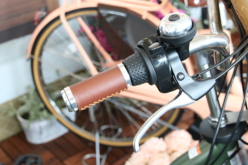 PAS With DXのレザー調デザインのグリップ