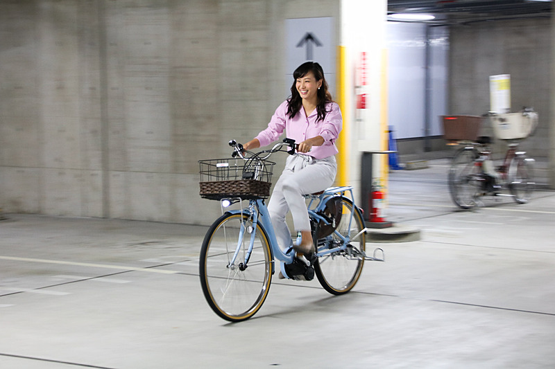 特設コースにてPAS With DXを試乗中の藤本美貴さん