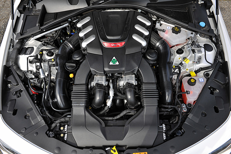 クワドリフォリオに搭載されるV型6気筒2.9リッター直噴ツインターボエンジンは、最高出力375kW（510PS）/6500rpm、最大トルク600Nm（61.2kgm）/2550rpmを発生