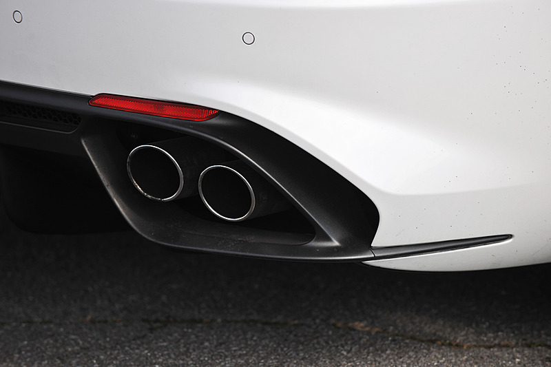 エクステリアでは前後バンパー、フロントサイドフェンダー、エアアウトレット、カーボンインサート付サイドスポイラー、カーボンリアスポイラーなどを専用装備。またクワドリフォリオのみエンジンフード、ルーフパネルがカーボン製になる。足下ではガンメタリック仕上げの5ホールアロイホイールにピレリ「P ZERO CORSA」（フロント245/35 ZR19、リア285/30 ZR19）を組み合わせる