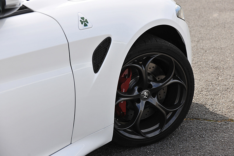 エクステリアでは前後バンパー、フロントサイドフェンダー、エアアウトレット、カーボンインサート付サイドスポイラー、カーボンリアスポイラーなどを専用装備。またクワドリフォリオのみエンジンフード、ルーフパネルがカーボン製になる。足下ではガンメタリック仕上げの5ホールアロイホイールにピレリ「P ZERO CORSA」（フロント245/35 ZR19、リア285/30 ZR19）を組み合わせる