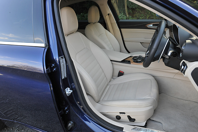 スーパーはプレミアムレザーシートを標準装備