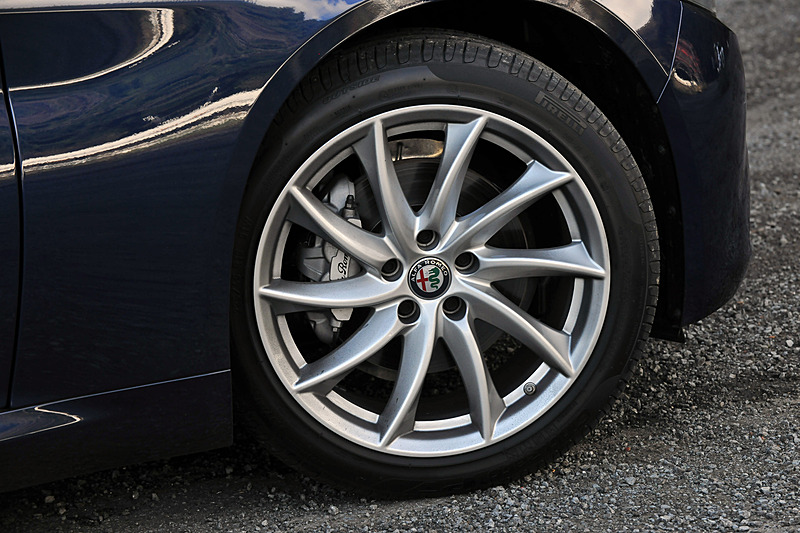 エクステリアではフロントオーバーハングを切り詰め、操縦安定性の向上と安定感あるフォルムを実現するとともに、バイキセノンヘッドライト、LEDデイタイムランニングライト、LEDテールランプ、前面衝突警報(FCW)、自動緊急ブレーキ(AEB)、ACC(アダプティブクルーズコントロール。スーパー以上のグレードで標準装備)といった現代的な装備が与えられた。足下は10スポークアロイホイールにランフラットタイヤのピレリ「CINTURATO P7」(フロント225/45 R18、リア255/40 R18)の組み合わせ