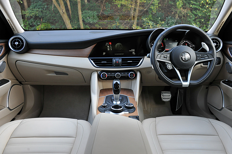 明るく開放的なブラック/ベージュ内装。スーパーではこのほかブラック、ブラック/レッドの3色から内装色を選択できる