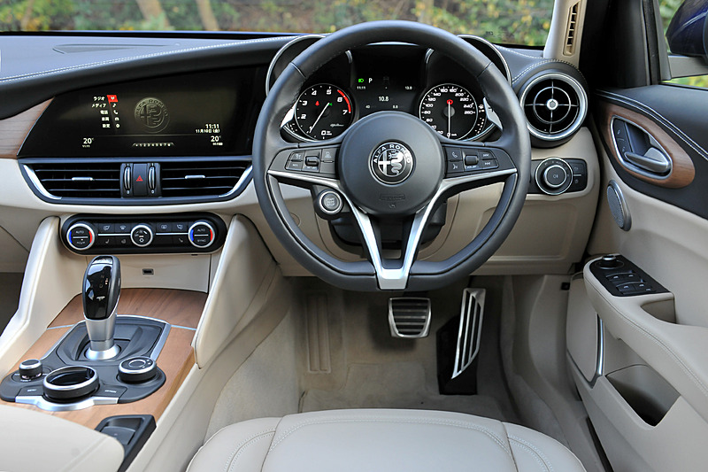 明るく開放的なブラック/ベージュ内装。スーパーではこのほかブラック、ブラック/レッドの3色から内装色を選択できる