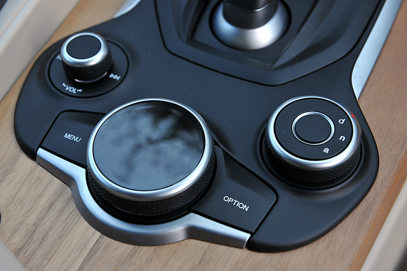 トランスミッションは全車8速ATを採用。シフト手前にカーナビなどの操作を行なうロータリースイッチが、その右隣には「ALFA DNAドライブモードシステム」を操作するdnaダイヤルスイッチが全グレードに標準装備される（クアドリフォリオのみRACEモード付）