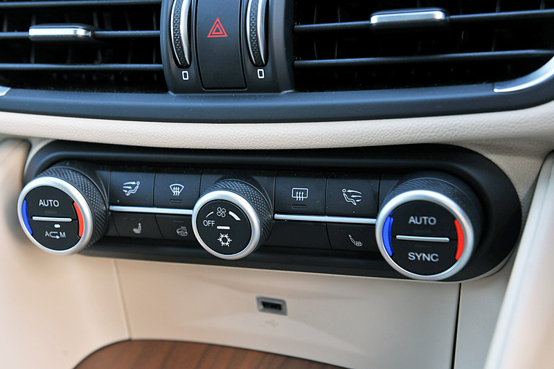 エアコンは全車ともデュアルゾーン式フルオートエアコン（自動内気循環制御、ダストポーレンフィルター付）を採用