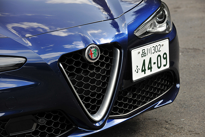 エクステリアではフロントオーバーハングを切り詰め、操縦安定性の向上と安定感あるフォルムを実現するとともに、バイキセノンヘッドライト、LEDデイタイムランニングライト、LEDテールランプ、前面衝突警報(FCW)、自動緊急ブレーキ(AEB)、ACC(アダプティブクルーズコントロール。スーパー以上のグレードで標準装備)といった現代的な装備が与えられた。足下は10スポークアロイホイールにランフラットタイヤのピレリ「CINTURATO P7」(フロント225/45 R18、リア255/40 R18)の組み合わせ