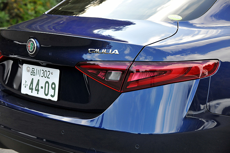 エクステリアではフロントオーバーハングを切り詰め、操縦安定性の向上と安定感あるフォルムを実現するとともに、バイキセノンヘッドライト、LEDデイタイムランニングライト、LEDテールランプ、前面衝突警報(FCW)、自動緊急ブレーキ(AEB)、ACC(アダプティブクルーズコントロール。スーパー以上のグレードで標準装備)といった現代的な装備が与えられた。足下は10スポークアロイホイールにランフラットタイヤのピレリ「CINTURATO P7」(フロント225/45 R18、リア255/40 R18)の組み合わせ