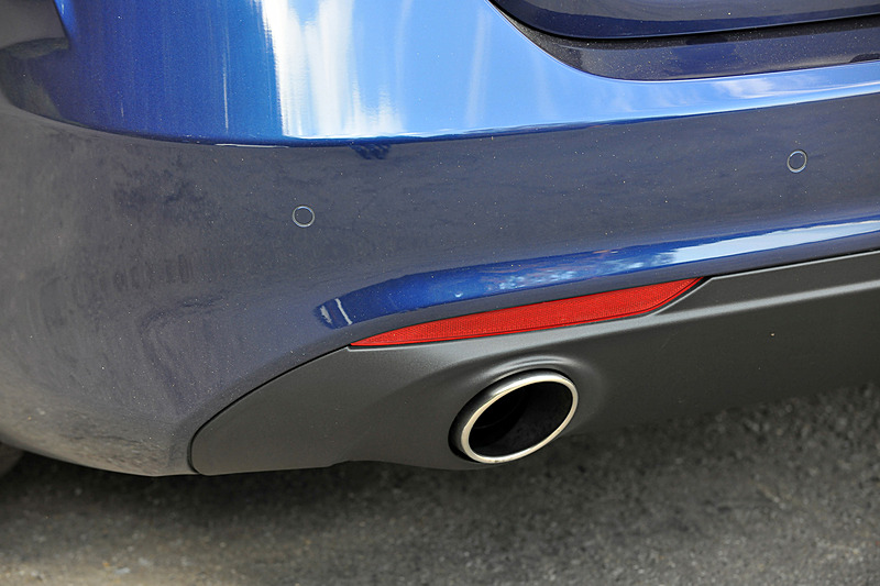 エクステリアではフロントオーバーハングを切り詰め、操縦安定性の向上と安定感あるフォルムを実現するとともに、バイキセノンヘッドライト、LEDデイタイムランニングライト、LEDテールランプ、前面衝突警報(FCW)、自動緊急ブレーキ(AEB)、ACC(アダプティブクルーズコントロール。スーパー以上のグレードで標準装備)といった現代的な装備が与えられた。足下は10スポークアロイホイールにランフラットタイヤのピレリ「CINTURATO P7」(フロント225/45 R18、リア255/40 R18)の組み合わせ