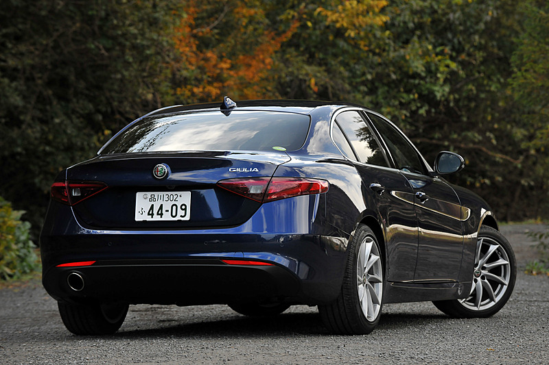 「ジュリア（446万円）」「ジュリア スーパー（543万円）」「ジュリア ヴェローチェ（597万円）」「ジュリア クアドリフォリオ（1132万円）」の4グレード展開となる新型ジュリア。クアドリフォリオのみV型6気筒 2.9リッターツインターボエンジンを搭載し、それ以外のモデルは直列4気筒2.0リッターターボエンジンを搭載。写真のジュリア スーパー（モンテカルロ ブルー）のボディサイズは4645×1865×1435mm（全長×全幅×全高）、ホイールベースは2820mm