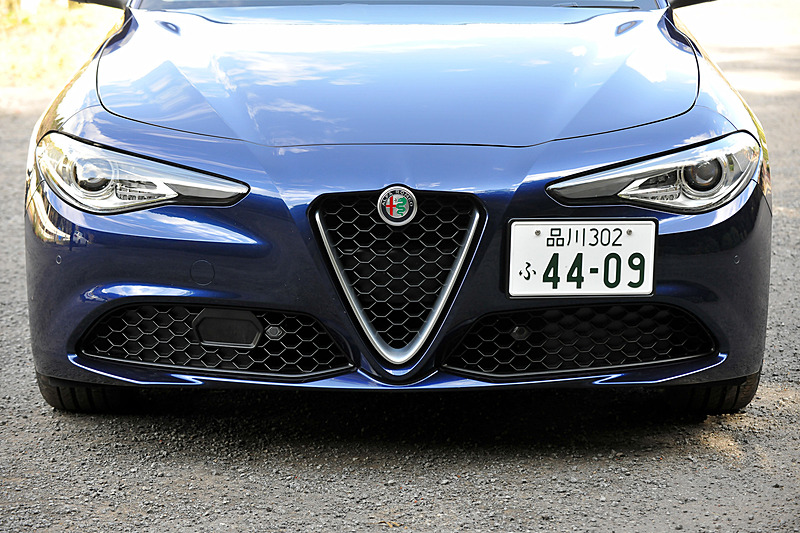 エクステリアではフロントオーバーハングを切り詰め、操縦安定性の向上と安定感あるフォルムを実現するとともに、バイキセノンヘッドライト、LEDデイタイムランニングライト、LEDテールランプ、前面衝突警報(FCW)、自動緊急ブレーキ(AEB)、ACC(アダプティブクルーズコントロール。スーパー以上のグレードで標準装備)といった現代的な装備が与えられた。足下は10スポークアロイホイールにランフラットタイヤのピレリ「CINTURATO P7」(フロント225/45 R18、リア255/40 R18)の組み合わせ