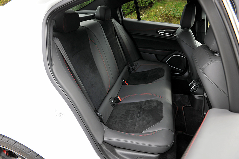 シートなどにレザーとアルカンターラを組み合わせるとともに、レッドステッチをあしらったクワドリフォリオのインテリア。センタートンネルやダッシュボード、インパネなどにカーボンファイバーを採用する専用内装になる