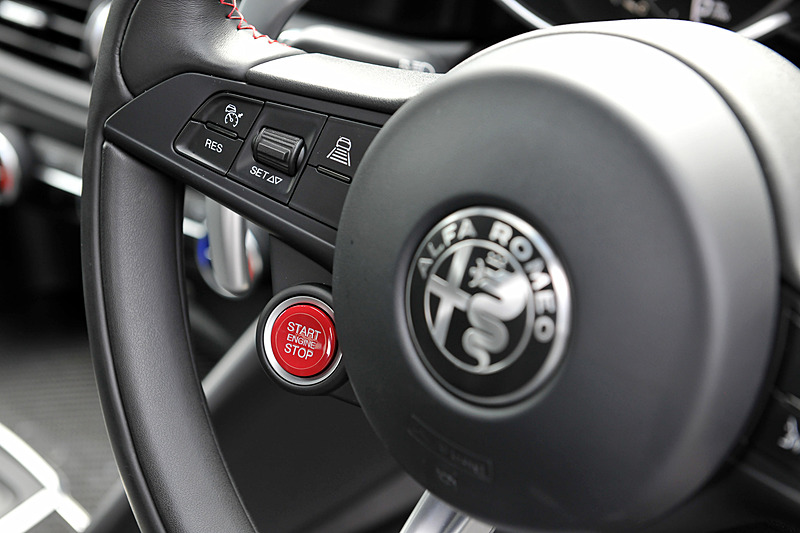 シートなどにレザーとアルカンターラを組み合わせるとともに、レッドステッチをあしらったクワドリフォリオのインテリア。センタートンネルやダッシュボード、インパネなどにカーボンファイバーを採用する専用内装になる