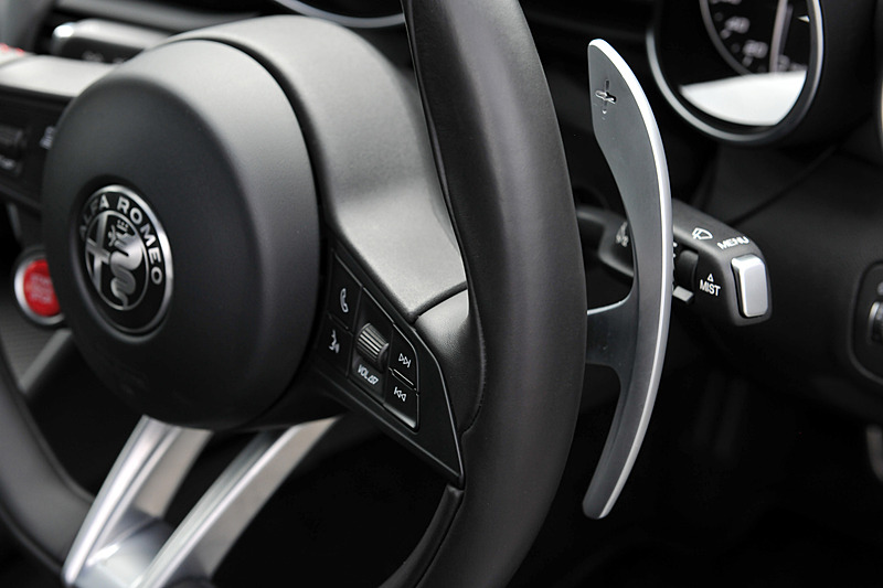 ステアリングには大型のパドルシフトが備わる（スーパー以上に標準装備）