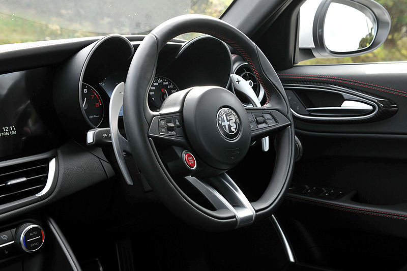 シートなどにレザーとアルカンターラを組み合わせるとともに、レッドステッチをあしらったクワドリフォリオのインテリア。センタートンネルやダッシュボード、インパネなどにカーボンファイバーを採用する専用内装になる