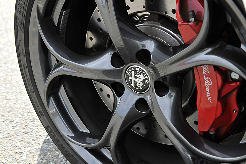 エクステリアでは前後バンパー、フロントサイドフェンダー、エアアウトレット、カーボンインサート付サイドスポイラー、カーボンリアスポイラーなどを専用装備。またクワドリフォリオのみエンジンフード、ルーフパネルがカーボン製になる。足下ではガンメタリック仕上げの5ホールアロイホイールにピレリ「P ZERO CORSA」（フロント245/35 ZR19、リア285/30 ZR19）を組み合わせる