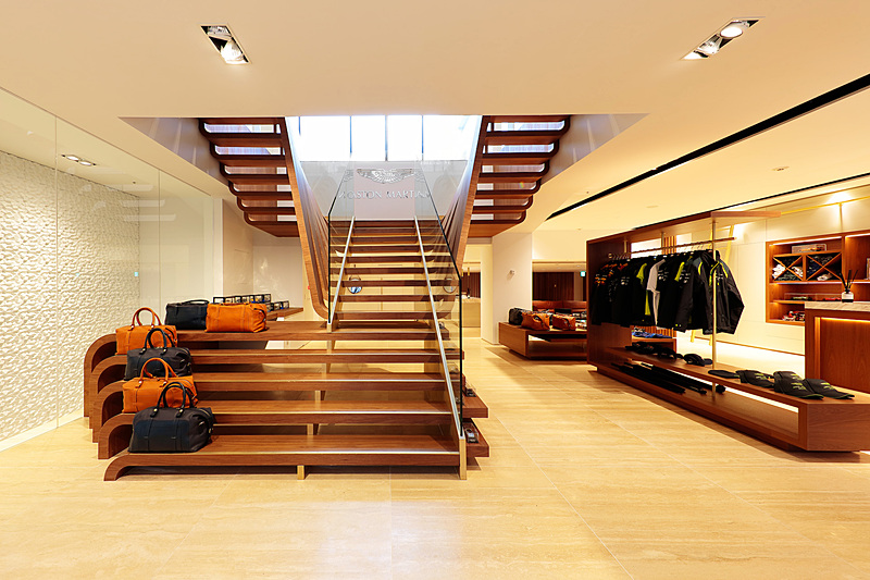 The House of Aston Martin Aoyamaの店舗内。アストマーティンの歴史や哲学に触れられるとともに、関連商品の購入もできる