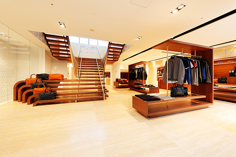 The House of Aston Martin Aoyamaの店舗内。アストマーティンの歴史や哲学に触れられるとともに、関連商品の購入もできる