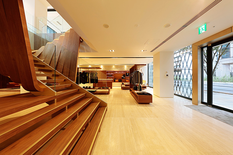 The House of Aston Martin Aoyamaの店舗内。アストマーティンの歴史や哲学に触れられるとともに、関連商品の購入もできる