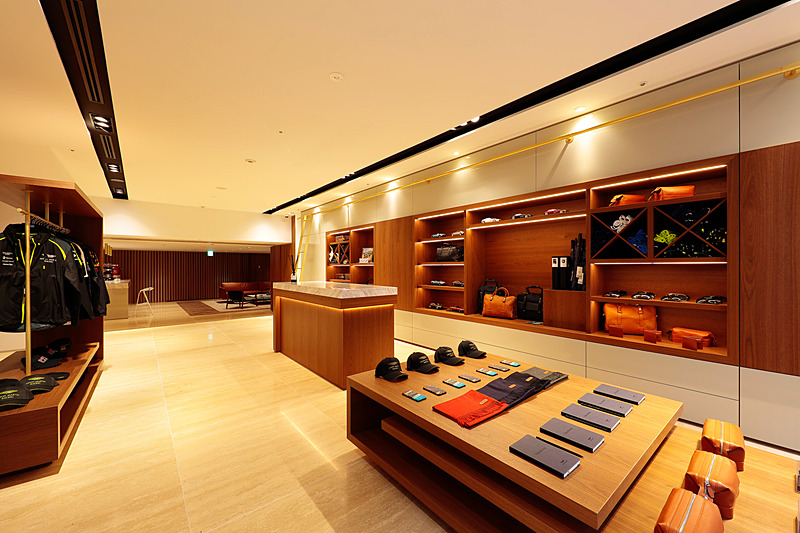 The House of Aston Martin Aoyamaの店舗内。アストマーティンの歴史や哲学に触れられるとともに、関連商品の購入もできる