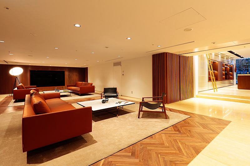 The House of Aston Martin Aoyamaの店舗内。アストマーティンの歴史や哲学に触れられるとともに、関連商品の購入もできる