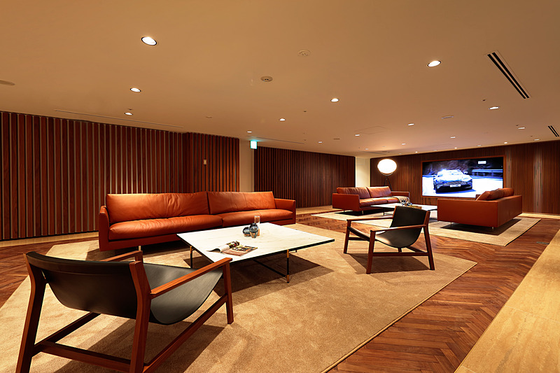 The House of Aston Martin Aoyamaの店舗内。アストマーティンの歴史や哲学に触れられるとともに、関連商品の購入もできる