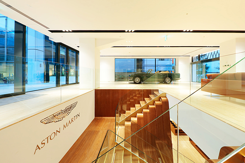 The House of Aston Martin Aoyamaの店舗内。アストマーティンの歴史や哲学に触れられるとともに、関連商品の購入もできる