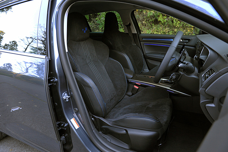 スポーツ・ツアラーGTでは後席ニースペースを216mm、リアシート背もたれの傾斜角を27度とし、高い快適性を実現。後席使用時のラゲッジ容量は580L（VDA）で、6：4分割可倒式リアシートを倒してフルフラットにすると1695L（VDA）まで拡張できる