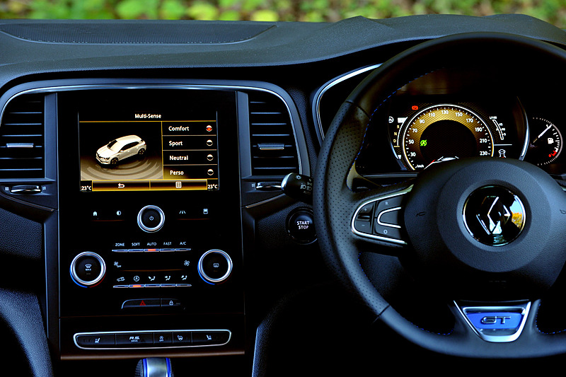 新型メガーヌではアクセルペダルマッピング、パワーステアリングの手応え、変速マッピング、4コントロールマッピングの変更が可能で、快適な走りを優先する「コンフォート」、バランスのとれたスムーズな走りを優先する「ニュートラル」、スポーツドライビングに適した「スポーツ」（R.S.ドライブボタンでも設定可）、テクニカルエレメントやスペースエレメントを好みに応じて設定できるカスタマイズモード「パーソナル」の4モードを用意