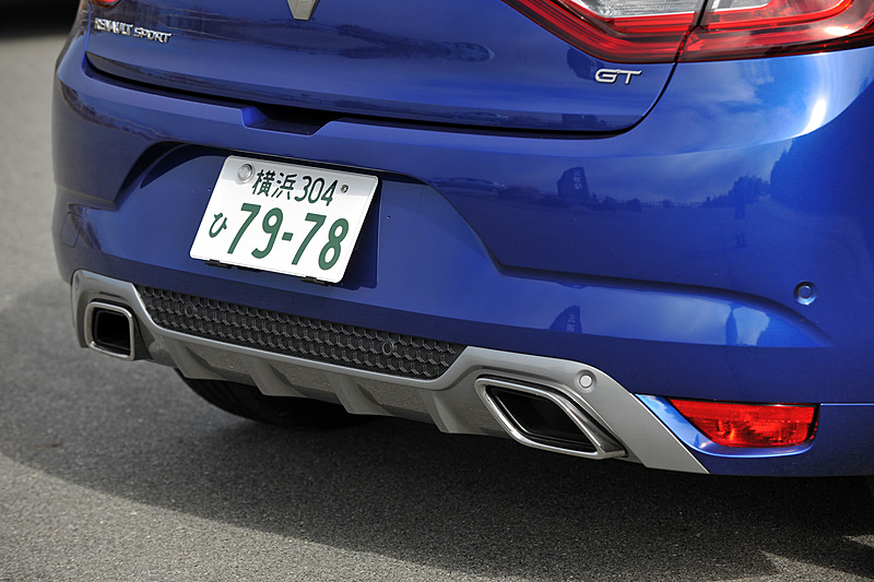 GTのボディサイズは4395×1815×1435mm（全長×全幅×全高）、ホイールベースは2670mm。フロントにはルノーデザインを象徴する“C”シェイプデザインのLEDシグネチャーランプやフルLEDヘッドライト、リアには常時点灯の左右に連なる光のラインを形成する3Dリアランプを採用。足下では18インチのダイヤモンドカットホイール「MAGNY-COURS」（225/40 R18）を装着