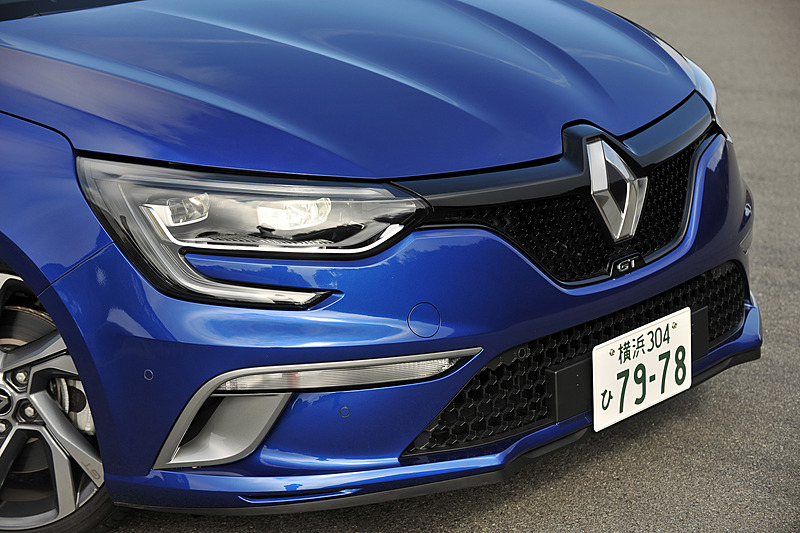 GTのボディサイズは4395×1815×1435mm（全長×全幅×全高）、ホイールベースは2670mm。フロントにはルノーデザインを象徴する“C”シェイプデザインのLEDシグネチャーランプやフルLEDヘッドライト、リアには常時点灯の左右に連なる光のラインを形成する3Dリアランプを採用。足下では18インチのダイヤモンドカットホイール「MAGNY-COURS」（225/40 R18）を装着
