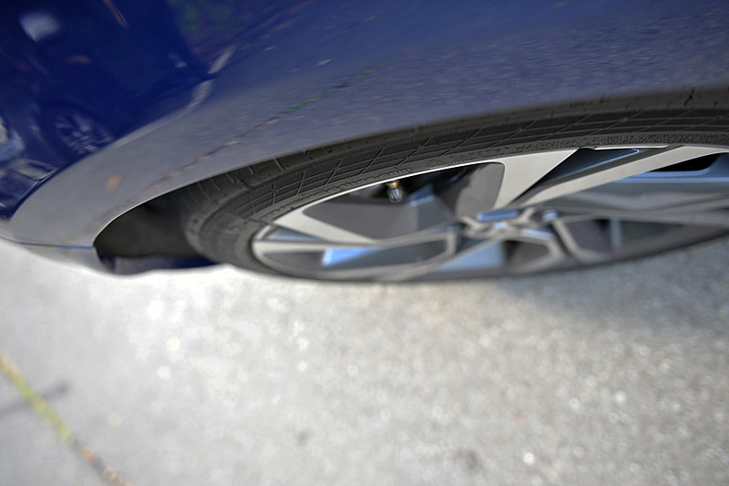 新型メガーヌのトピックとして、4輪操舵システム「4コントロール」をGTとスポーツ・ツアラーGTに採用したことが挙げられる。これは電子制御のアクチュエーターでタイロッドを動かし、リアタイヤを操舵するというもので、約60km/h以上（スポーツモードでは約80km/h以上）で走行しているときは後輪は前輪と同一の方向に向き、コーナリングでの安定性を高める。約60km/h未満（スポーツモードでは約80km/h未満）で走行しているときは後輪は前輪と逆の方向に向き、回転半径を小さくすることで取りまわし性を高め、駐車やUターンなどを容易にするというもの。少々分かりにくいが、写真左はステアリングを切る前の、写真右はステアリングを切った後の後輪の様子を上から撮影したもの