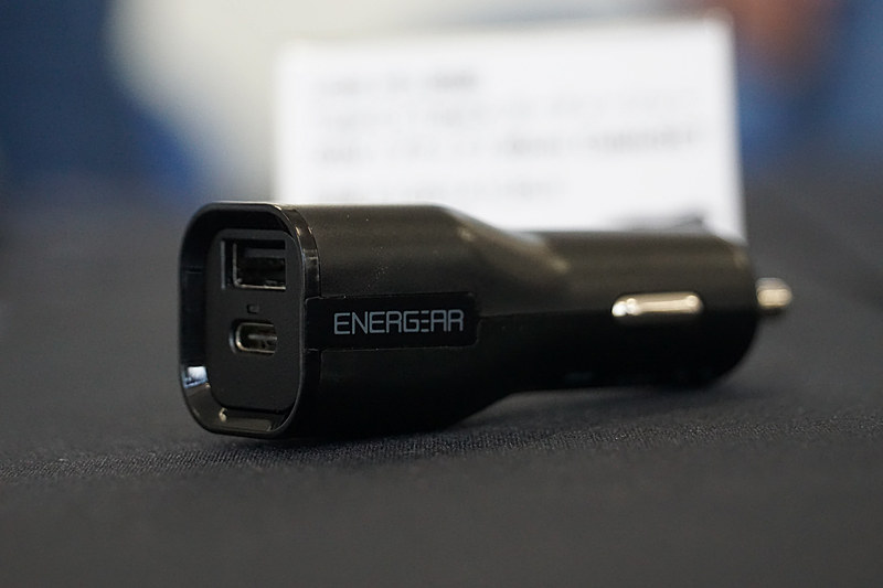 各タイプ、カラーはホワイトとブラックを用意