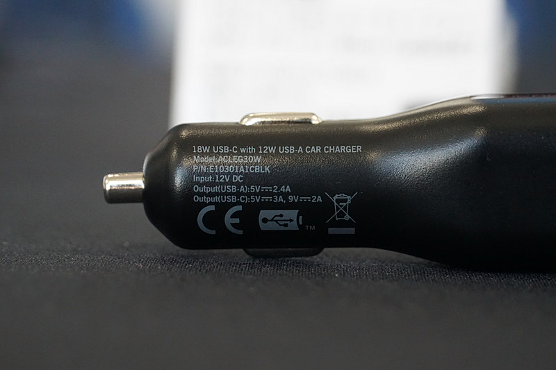 各タイプ、カラーはホワイトとブラックを用意