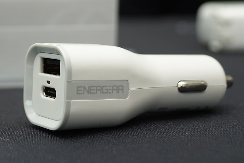 各タイプ、カラーはホワイトとブラックを用意