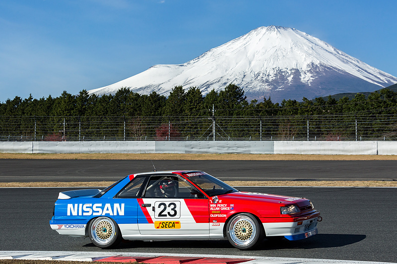 2017年も好天に恵まれたニスモフェスティバル。富士山をバックに走るのは、日産名車再生クラブでレストアされた「スカイライン GTS-R」（グループA仕様車）